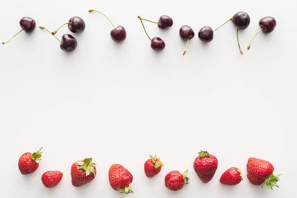 Top Uitzicht Zoete Verse Kersen Rode Aardbeien Witte Achtergrond — Stockfoto