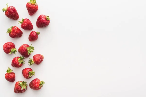 Vista Dall Alto Fragole Dolci Rosse Sfondo Bianco — Foto Stock