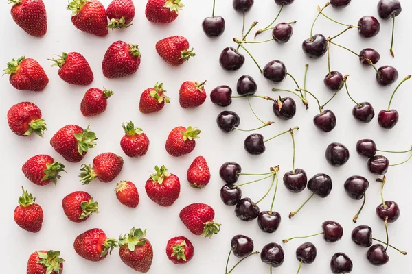 Draufsicht Auf Süße Und Frische Kirschen Und Ganze Erdbeeren Auf — Stockfoto