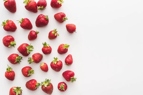 Övre Över Söta Och Röda Jordgubbar Vit Bakgrund Med Kopierings — Stockfoto