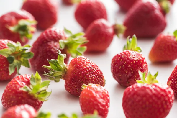 Enfoque Selectivo Fresas Enteras Rojas Sobre Fondo Blanco —  Fotos de Stock