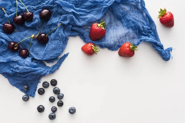 Vista Superior Arándanos Dulces Cerezas Fresas Enteras Sobre Tela Azul — Foto de Stock