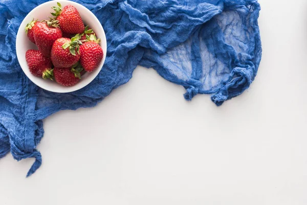 Top View Sweet Whole Strawberries Bowl Blue Cloth — Stock Photo, Image