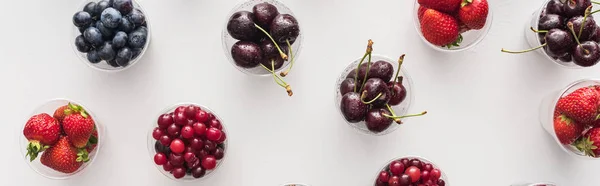 Tiro Panorâmico Morangos Frescos Mirtilos Cerejas Cranberries Copos Plástico — Fotografia de Stock