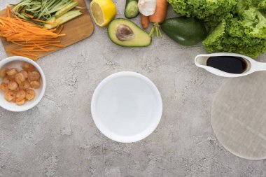su limon, avokado, havuç, karabiber, karides, soya sosu, pirinç kağıdı, sarımsak, erişte, dilimlenmiş sebze ve masada marul ile kase üst görünümü 