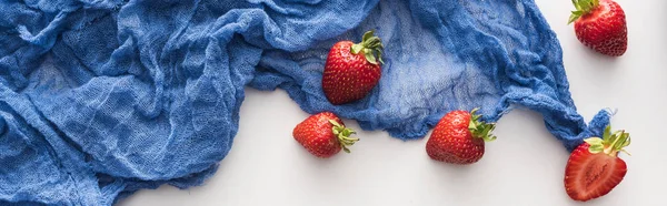 Plano Panorámico Fresas Enteras Cortadas Sobre Tela Azul —  Fotos de Stock