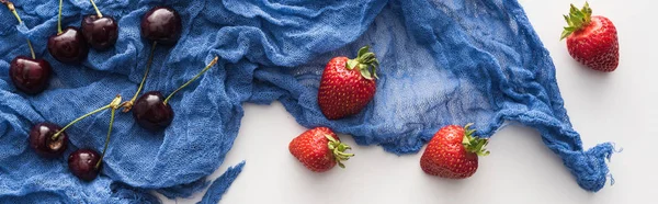 Colpo Panoramico Fragole Intere Rosse Mirtilli Dolci Panno Blu — Foto Stock