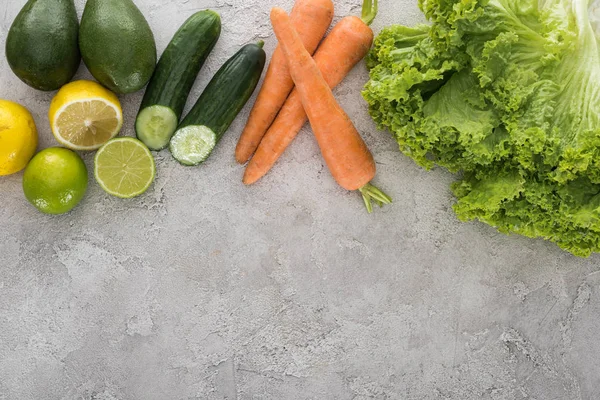 Top Uitzicht Citroenen Limes Avocado Wortelen Sla Tafel — Stockfoto