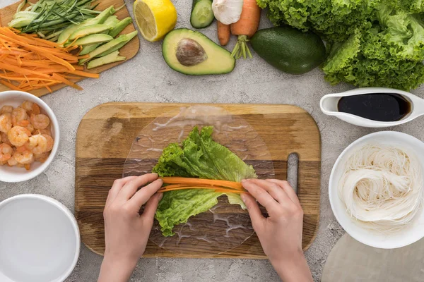 Vista Superior Mujer Poniendo Zanahoria Cortada Lechuga Tabla Cortar — Foto de Stock