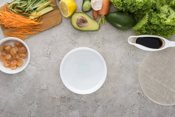 아보카도 야채와 양상추와 그릇의 상단보기 — 스톡 사진