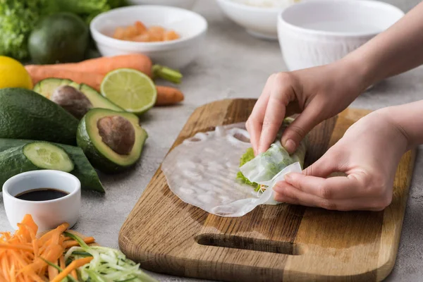 Bijgesneden Weergave Van Vrouw Maken Loempia Snijplank — Stockfoto