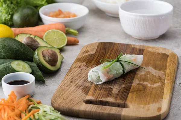 Rollo Primavera Tabla Cortar Con Cebolla Entre Los Ingredientes — Foto de Stock