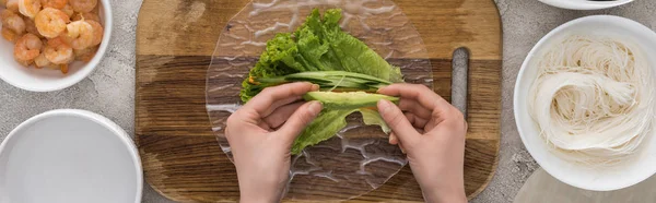 Plano Panorámico Mujer Poniendo Aguacate Cortado Sobre Lechuga Sobre Tabla — Foto de Stock