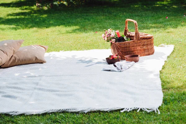 Panier Osier Avec Roses Bouteille Vin Sur Couverture Blanche Près — Photo