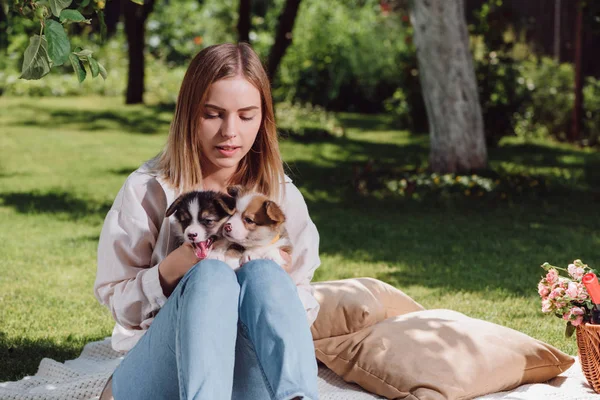 Gadis Pirang Menarik Duduk Atas Selimut Putih Taman Dengan Anak — Stok Foto