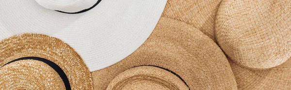 Pilha Chapéus Palha Verão Tiro Panorâmico — Fotografia de Stock
