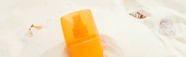 Orangefarbene Flasche Sonnencreme Auf Sand Mit Muscheln Panoramaaufnahme — Stockfoto