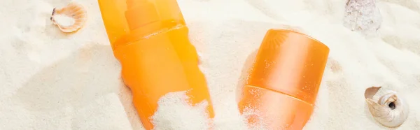 Πορτοκαλί Μπουκάλια Αντηλιακών Στην Άμμο Κοχύλια Πανοραμική Βολή — Φωτογραφία Αρχείου