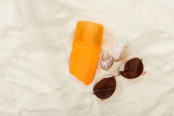 Orange Bottle Sunscreen Sand Seashells Stylish Sunglasses — Stock Photo, Image