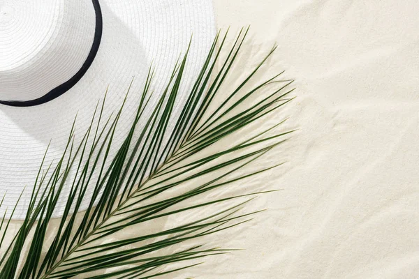Top View White Straw Hat Green Palm Leaf Sand — Stock Photo, Image