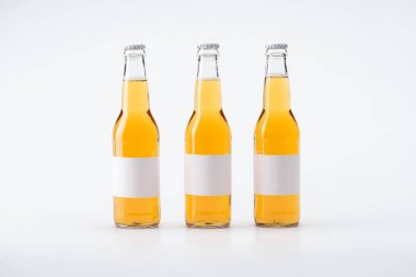 Beyaz arka planda boş etiketlerle bira şişeleri