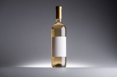 arka ışık ile koyu arka planda beyaz şarap ve boş etiket şişe
