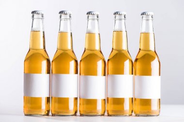 boş beyaz etiketleri ile beş bira şişeleri gri izole