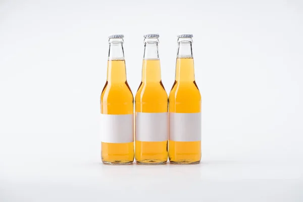 Бутылки Пива Белыми Пустыми Этикетками Белом Фоне — стоковое фото