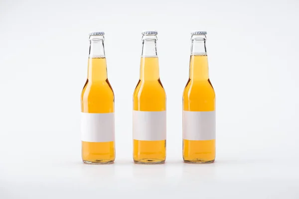 Botellas Cerveza Con Etiquetas Blanco Sobre Fondo Blanco — Foto de Stock