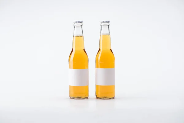 Dos Botellas Cerveza Con Etiquetas Blancas Blanco Sobre Fondo Blanco — Foto de Stock