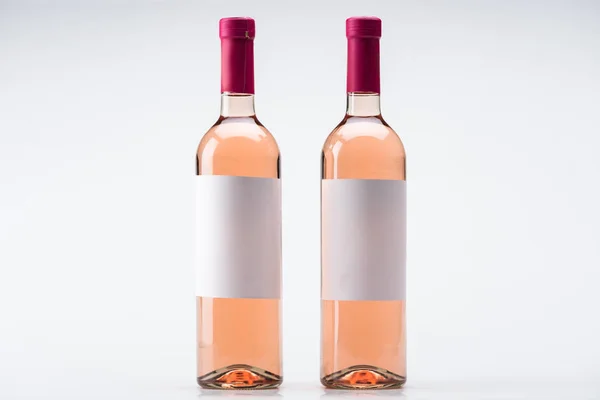 Botellas Vino Rosa Con Etiquetas Blanco Sobre Fondo Blanco — Foto de Stock