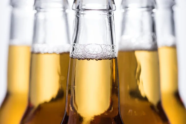 泡を持つビールボトルの選択的な焦点 — ストック写真