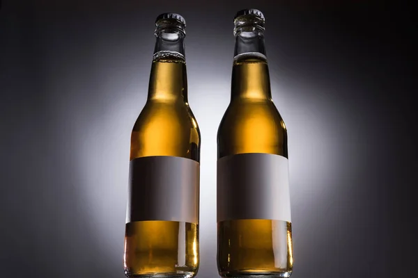 Низький Кут Зору Двох Скляних Пляшок Пивом Порожніми Етикетками Ряд — стокове фото