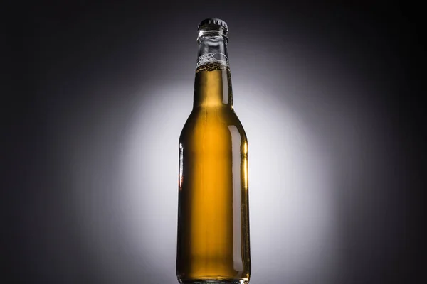 Lage Kijkhoek Van Glazen Fles Met Bier Donkere Achtergrond Met — Stockfoto