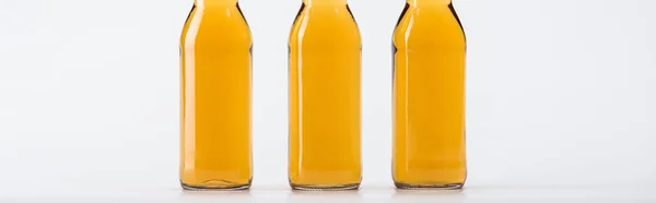 Три Пляшки Пива Ряд Ізольовані Сірому Панорамний Постріл — стокове фото