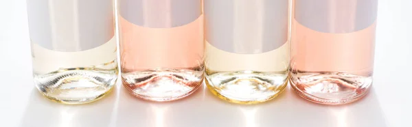 Close Van Flessen Met Roze Witte Wijn Lege Etiketten Ruglicht — Stockfoto