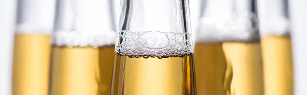 Fuoco Selettivo Bottiglie Birra Con Bollicine Colpo Panoramico — Foto Stock
