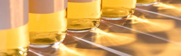 Vista Perto Garrafas Cerveja Com Luz Sombra Tiro Panorâmico — Fotografia de Stock