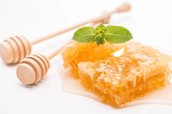 Sweet Honeycomb Honey Mint Wooden Honey Dippers White Background — Stock Photo, Image