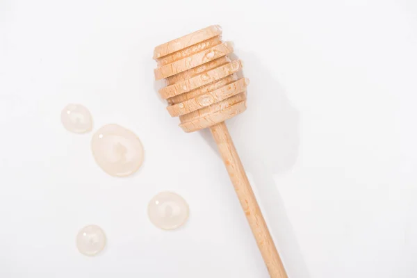 Ansicht Von Honigtropfen Und Hölzernem Honiglöffel Auf Weißem Hintergrund — Stockfoto