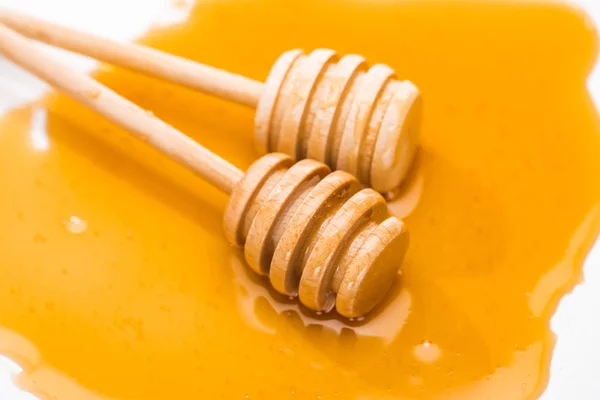 Close View Wooden Honey Dippers Honey Puddle Isolated White — Stock Photo, Image