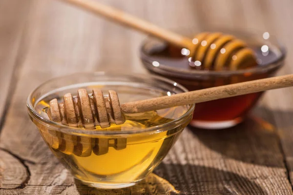 Selective Focus Jars Honey Honey Dippers Wooden Table Sunlight — Stock Photo, Image