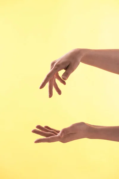 Έχει Περικομμένη Όψη Της Γυναίκας Χέρια Που Απομονώνονται Κίτρινο — Φωτογραφία Αρχείου