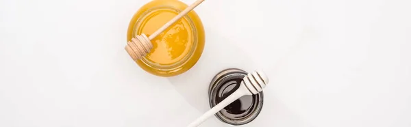 白い背景に蜂蜜と蜂蜜のディッパーと瓶のパノラマショット — ストック写真