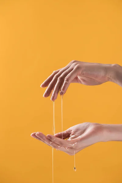 Vista Parcial Mujer Mostrando Las Manos Miel Goteando Aislado Naranja — Foto de Stock