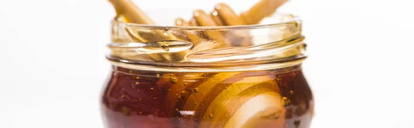 Panoramaaufnahme Eines Glases Mit Honig Und Hölzernen Honiglöffeln Isoliert Auf — Stockfoto