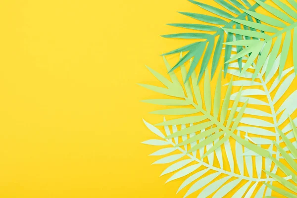 Вид Зверху Папір Вирізане Зелене Тропічне Листя Жовтому Яскравому Фоні — стокове фото