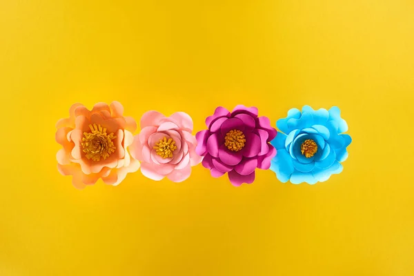 Plano Con Papel Cortado Flores Brillantes Multicolores Sobre Fondo Amarillo — Foto de Stock