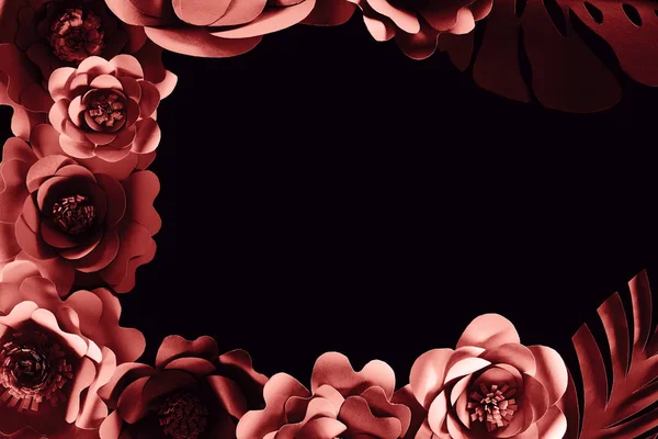 剪纸粉红色的花的顶视图隔离在黑色与复制空间 — 图库照片