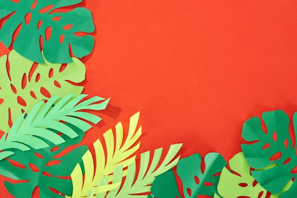 Draufsicht Auf Grüne Papierschnitte Tropischer Blätter Auf Leuchtend Rotem Hintergrund — Stockfoto